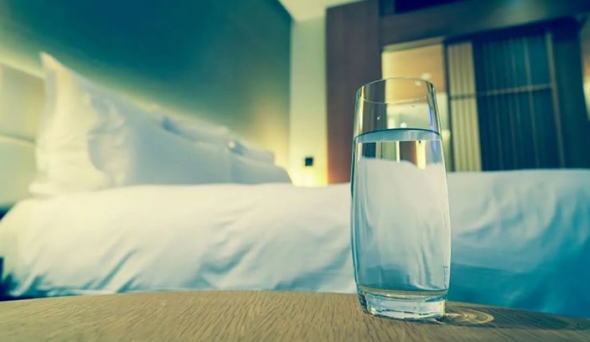 احذر من وضع الماء بجانب السرير
