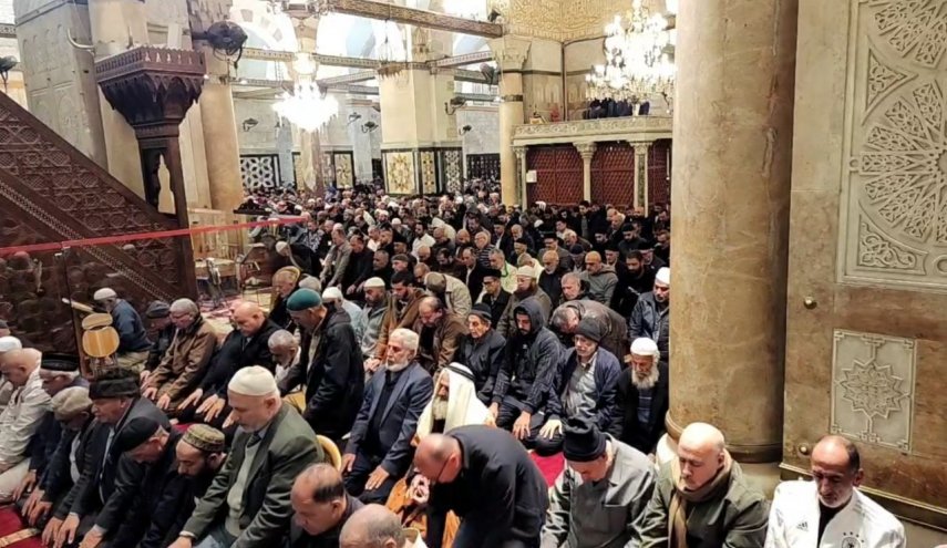 بالصور.. الآلاف يلبون نداء الفجر العظيم في المسجد الأقصى المبارك و الضفة