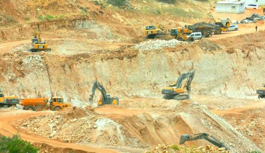 الاحتلال يجرف مساحات من الأراضي الزراعية غرب سلفيت