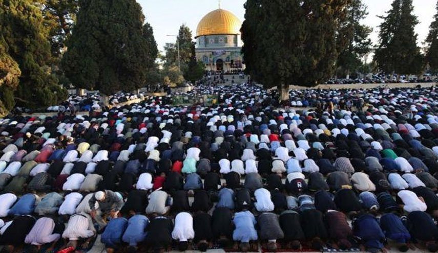 عشرات آلاف الفلسطينيين يؤدون صلاة الجمعة في الأقصى