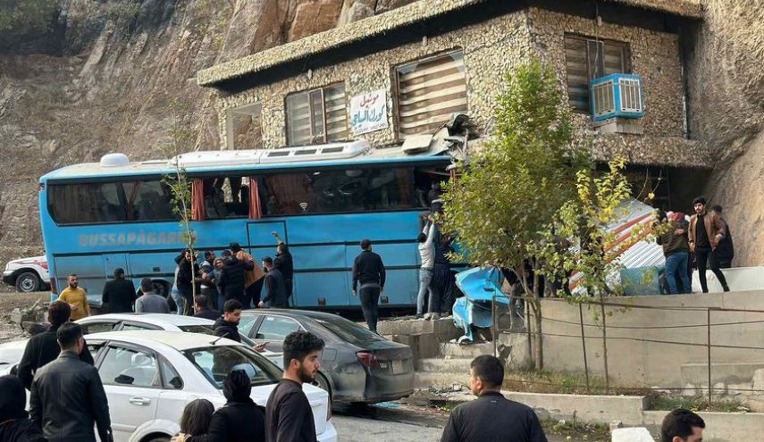 العراق.. 19 جريحاً بحادث اصطدام باص سياحي في أربيل 