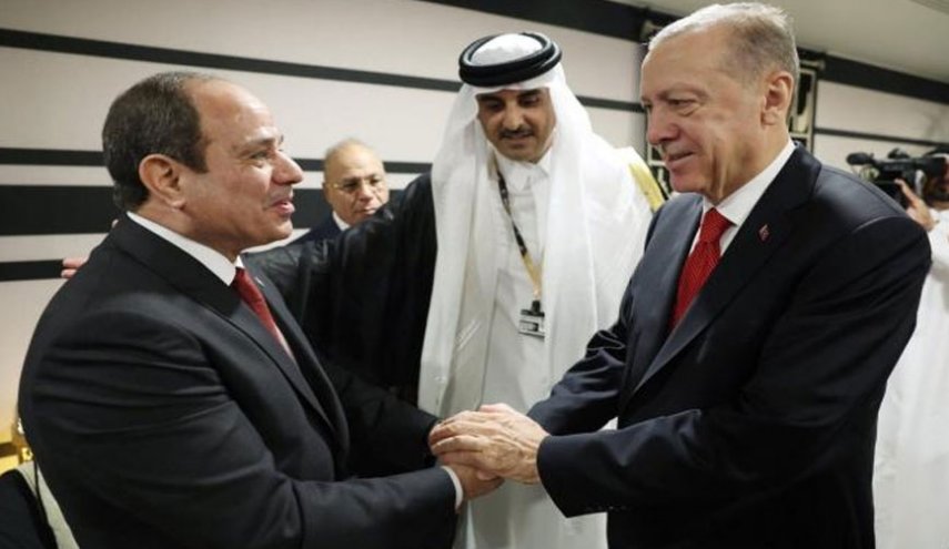 الرئاسة المصرية تعلق على مصافحة السيسي وأردوغان في قطر