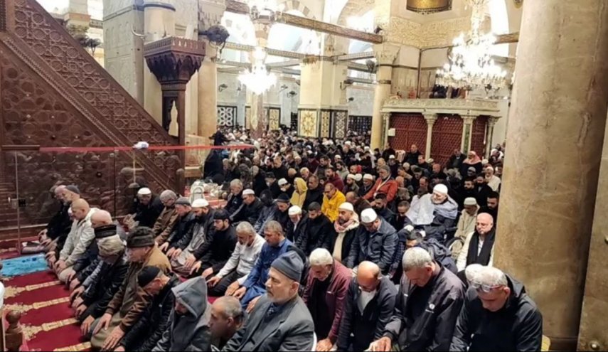 بالفيديو والصور.. الآلاف يؤدون صلاة الفجر في رحاب المسجد الأقصى