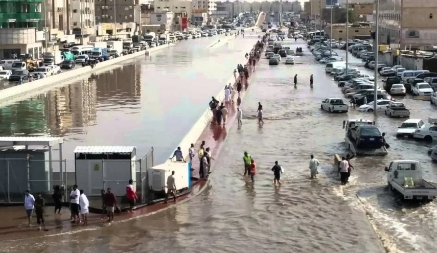 بعدما بدد أموال السعوديين.. سيول جدة تجرف إنجازات ابن سلمان الوهمية