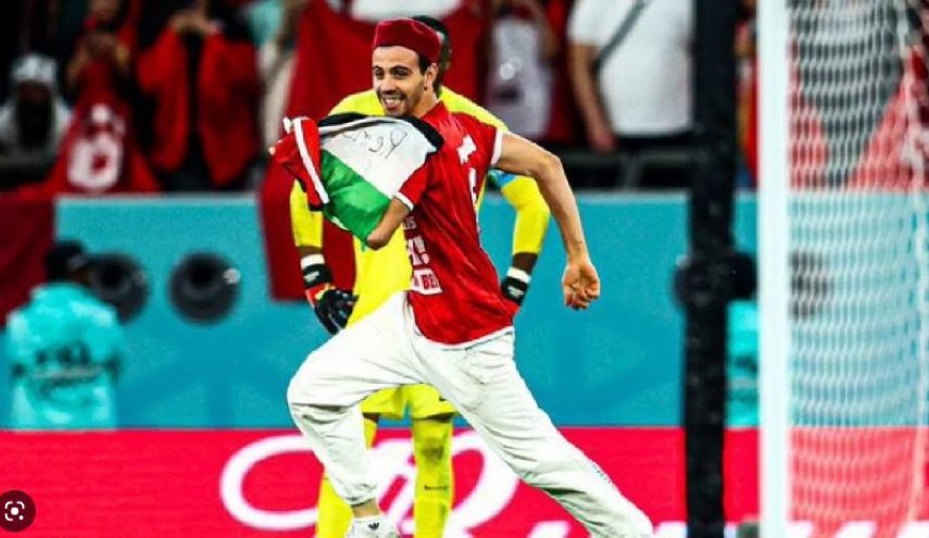 بالصورة.. رد فعل نجم منتخب تونس على مشجع اقتحم الملعب بعلم فلسطين يشعل مواقع التواصل