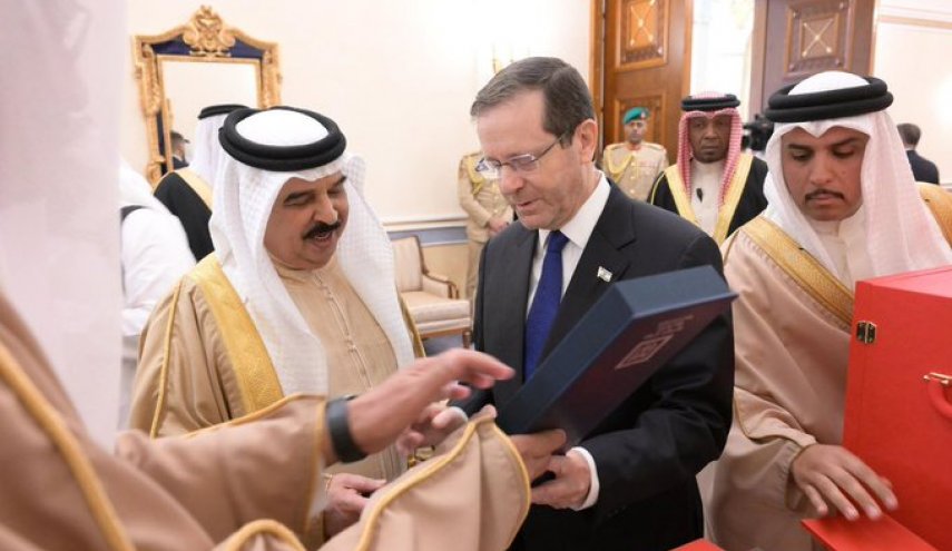 ملك البحرين يحتفي برئيس الكيان المحتل