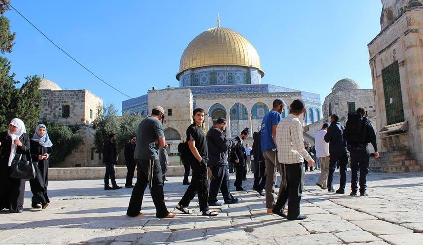مستوطنون يقتحمون 'الأقصى' بحماية شرطة الإحتلال