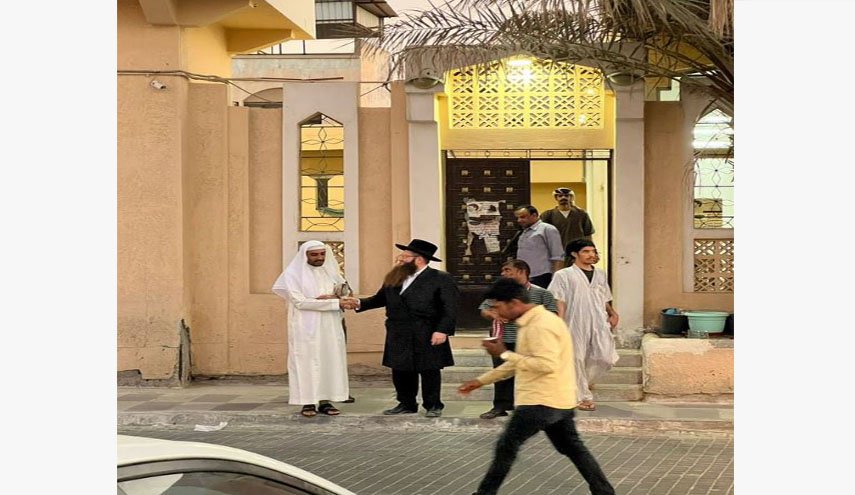 بالصورة: حاخام يهودي في بلاد الحرمين وعلماءها في السجون!