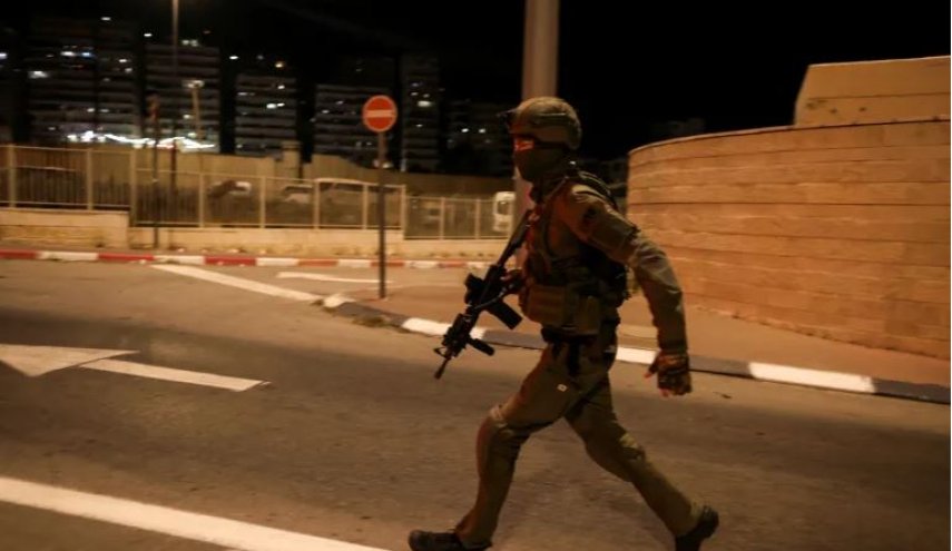 قوات الاحتلال تطلق النار على حارسيْ مستوطنة بالضفة 