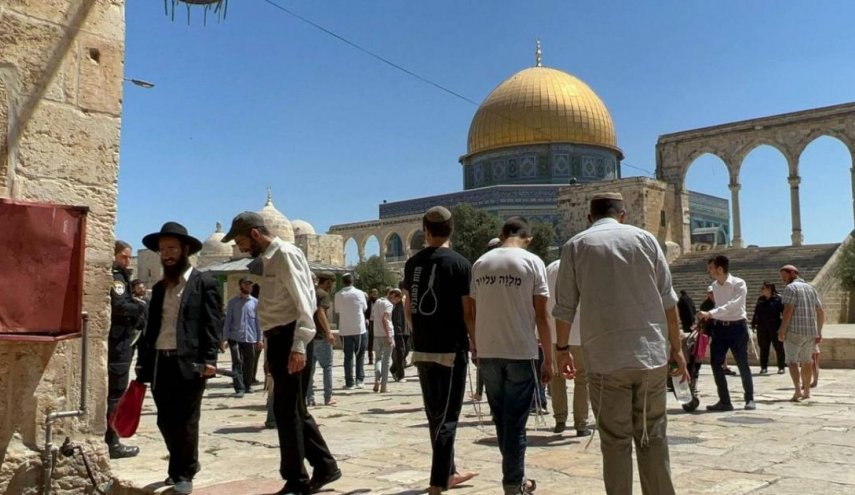 مجاميع متتالية من المستوطنين يقتحمون المسجد الأقصى