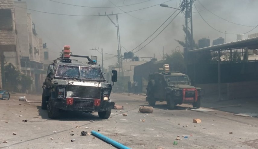 إصابات بالاختناق خلال اعتداء الاحتلال على جنازة في بيت أمر شمال الخليل
