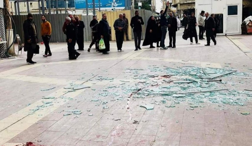 شاهد.. زائران ايرانيان يصابان اثر تساقط زجاج مبنى في النجف الاشرف
