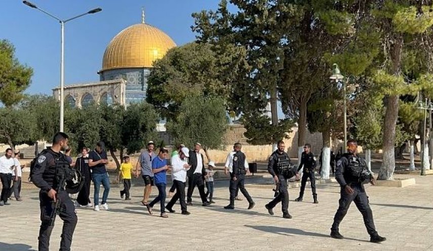 بحماية من شرطة الاحتلال..المستوطنون يقتحمون الأقصى