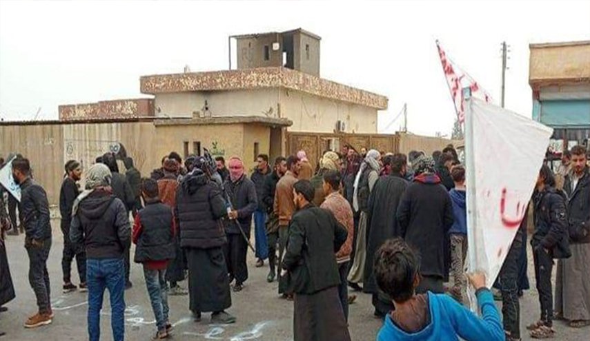 لليوم السادس.. أهالي ريف دير الزور الغربي يواصلون احتجاجاتهم ضد 'قسد' 