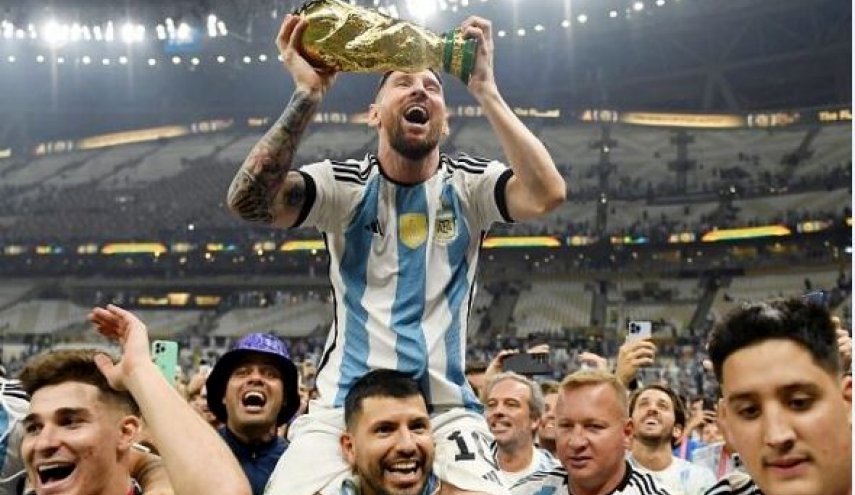 'فيفا' يأخذ كأس العالم من ميسي