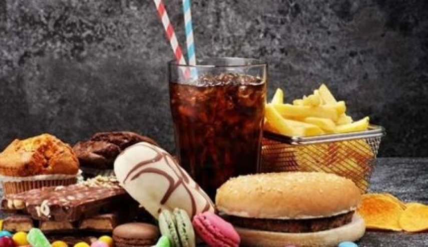 تضعف المناعة وتزيد الالتهابات.. 4 أغذية تجنبها فورا