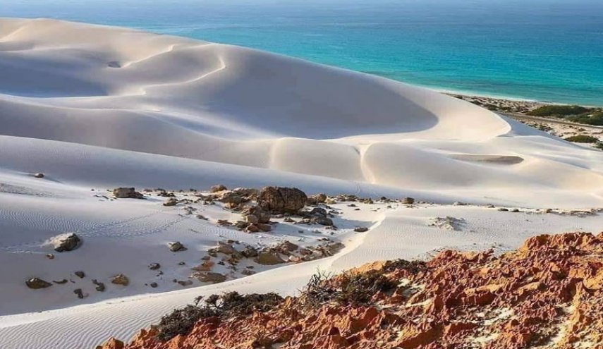 صورة للرمال البيضاء النادرة في سقطري
