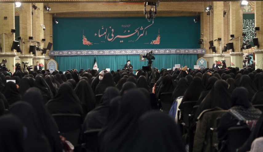 قائد الثورة: موقفنا في قضية المرأة موقف المطالبة وليس الدفاع تجاه الادعياء الغربيين المنافقين