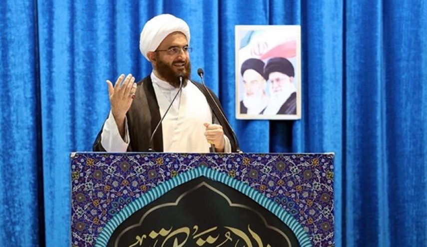 خطيب جمعة طهران: حرس الثورة الاسلامية الحصن المنيع لايران الاسلامية وقوتها
