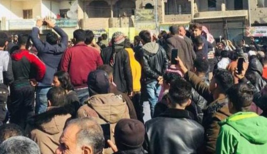 مظاهرة حاشدة في الرقة للتنديد بجرائم وانتهاكات 'قسد'
