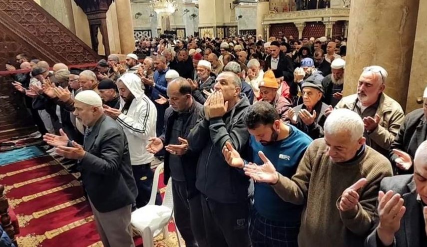 الآلاف يحيون 