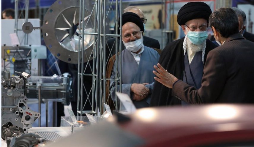 شاهد .. قائد الثورة الإسلامیة یتفقد معرض المنجزات الصناعية
