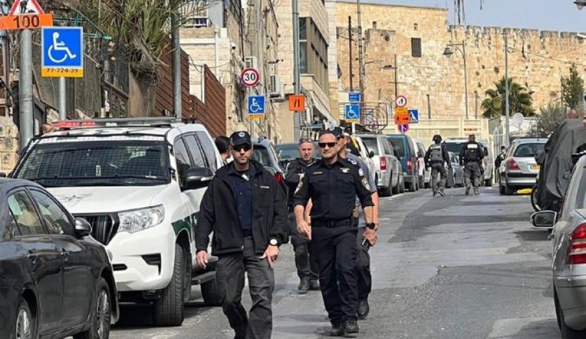 الاحتلال يعتقل والدي وشقيق محمد عليوات ببلدة سلوان بالقدس المحتلة
