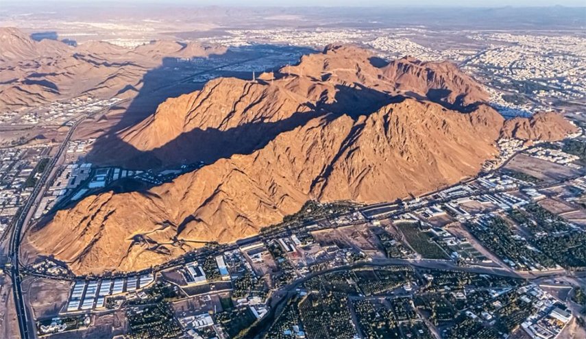 كاتب واعلامي سعودي يتساءل: كم ثمن تغريدة تنتقد ما يحدث في جبل احد؟