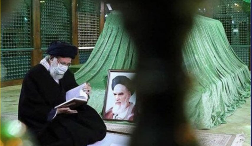 قائد الثورة يزور مرقد الامام الخميني (رض) وقبور الشهداء + صور