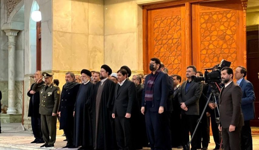 رئيس الجمهورية وأعضاء الحکومة يجددون العهد مع مبادئ الامام الخميني الراحل