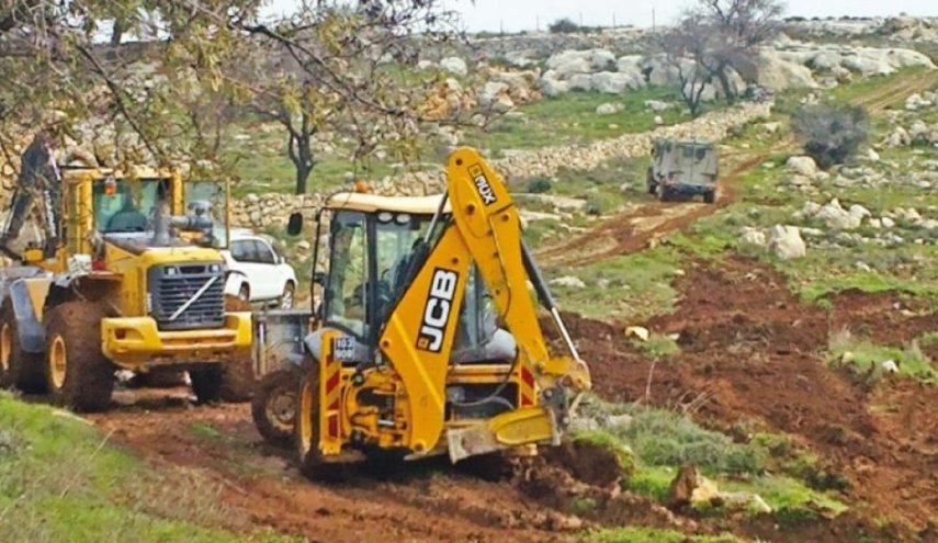 الاحتلال يهدم منزلًا وسدًّا ويجرف مساحات زراعية كبيرة بالنقب