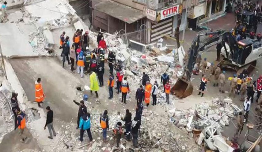 إنقاذ 4 مصريين بينهم طفل من تحت الأنقاض في تركيا