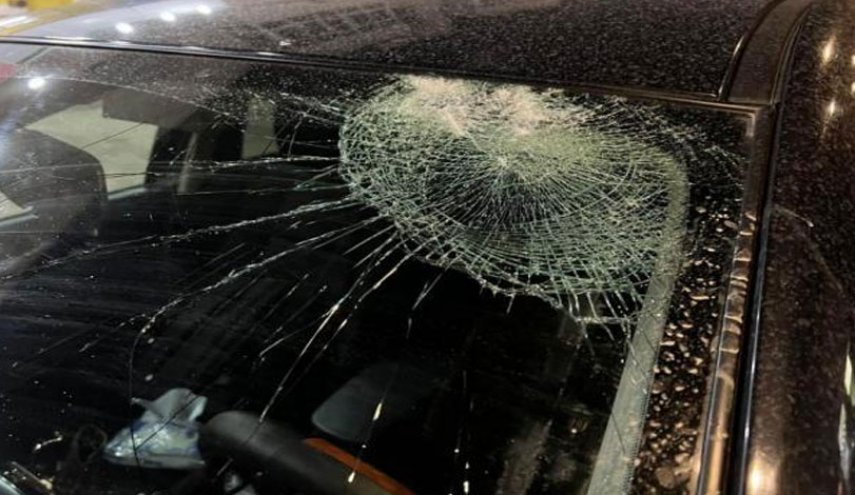 مستوطنون يهاجمون مركبات المواطنين في الخليل ونابلس وسلفيت