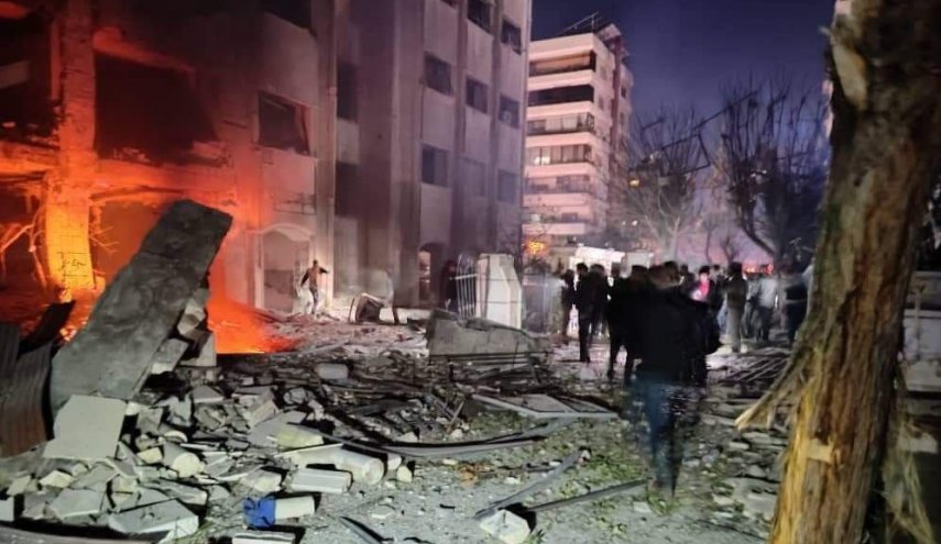 غارة جوية صهيونية على ريف دمشق تستهدف مبنى سكنيا

