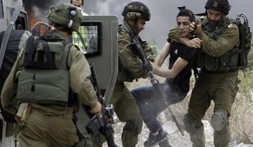 الاحتلال يعتقل 22 مواطنا فلسطينيا من الضفة الغربية
