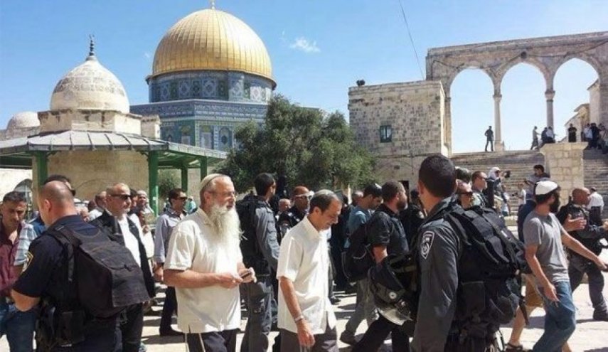 عشرات المستوطنين يقتحمون الأقصى وسط قيود مشددة

