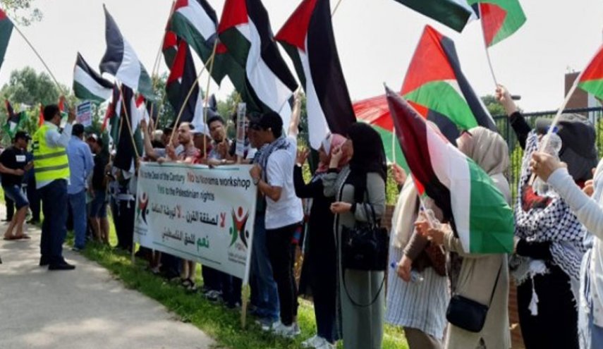 وقفة غضب في رام الله رفضًا لقمة العقبة ومشاركة السلطة الفلسطينية فيها