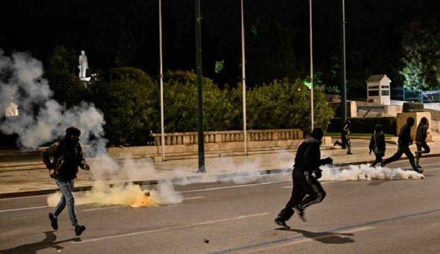 اليونان تشهد غضب شعبي وصدامات عنيفة بين الشرطة والمتظاهرين 
