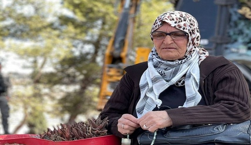 اعتقال أقدم مرابطة مقدسية في الأقصى+صور
