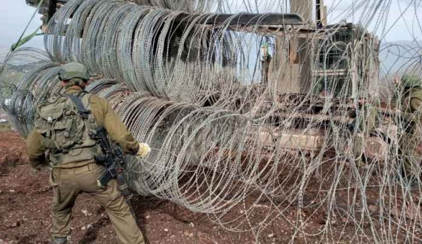 لبنان..جيش الاحتلال يُثبِّت سياجا معدنيا خلف الخط الأزرق