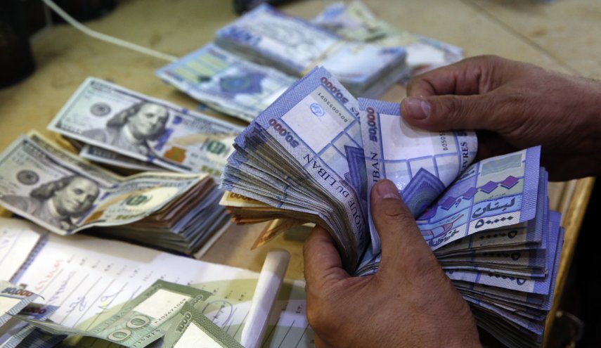 لبنان: الدولار يتخطى 100 ألف ليرة