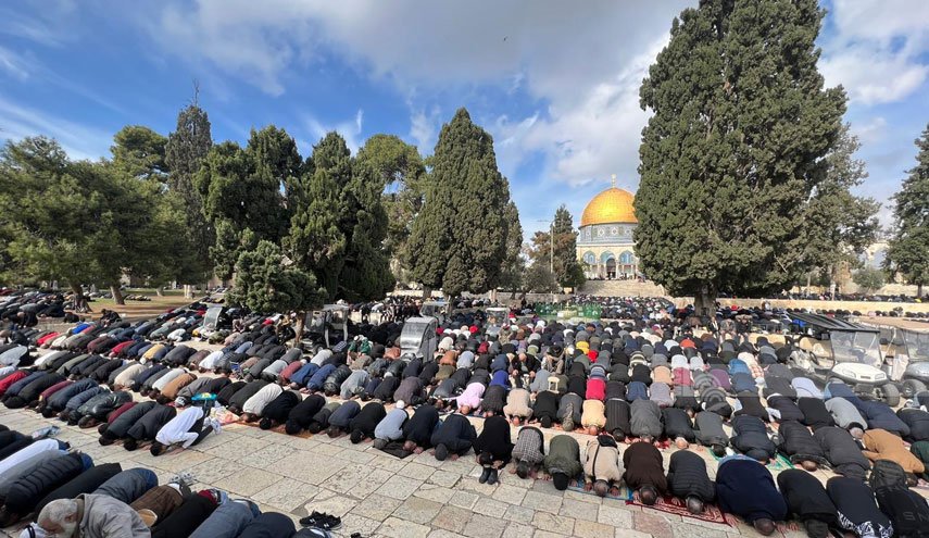 آلاف المصلين يؤدون صلاة الجمعة في المسجد الأقصى