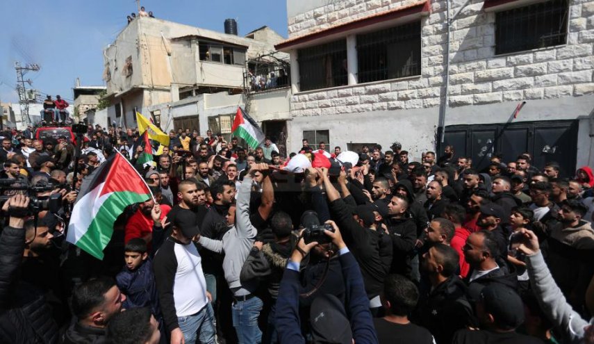 بالصور..حشود غفيرة تشيع جثمان الشهيد عمير لولح بنابلس
