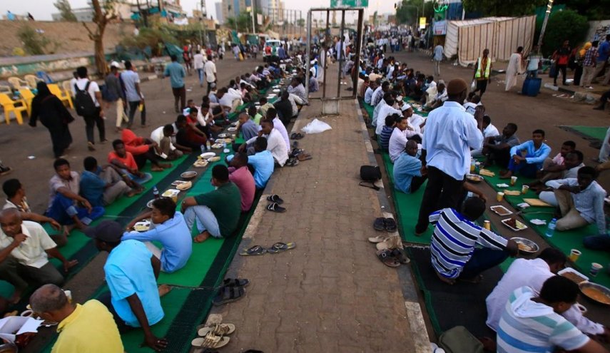 «إفطار الشارع» في رمضان.. تقليد سوداني أصيل