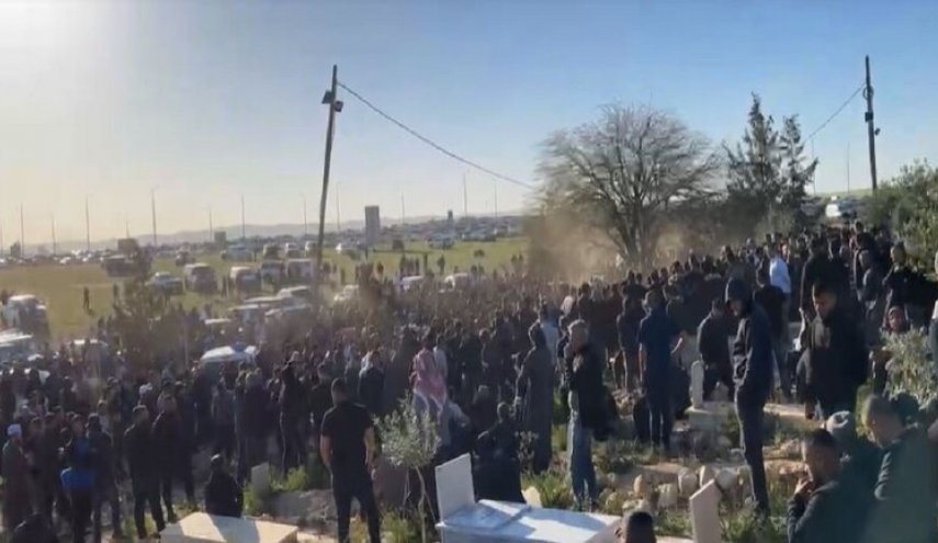 جماهير حاشدة تشيع جثمان الشهيد الطبيب العصيبي بالنقب 