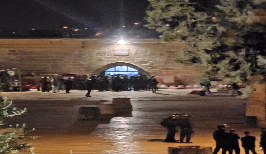 إصابات جراء اعتداء الاحتلال بـ'وحشية' على المعتكفين بالمصلى القبلي والأقصى