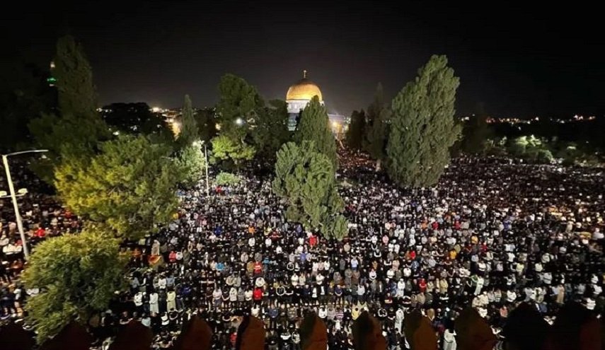 رغم تضييقات الاحتلال.. 140 ألف مصلٍ يؤدون العشاء والتراويح بالأقصى