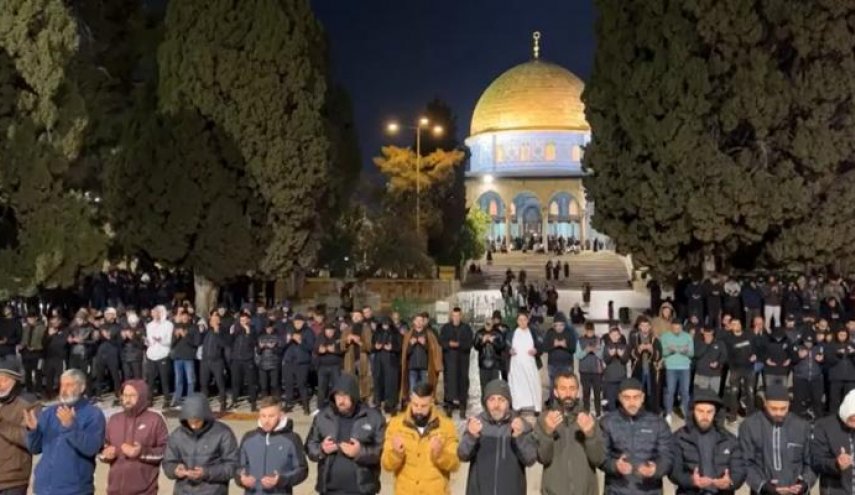 الآلاف يؤدون صلاة الفجر العشرين من شهر رمضان بالأقصى
