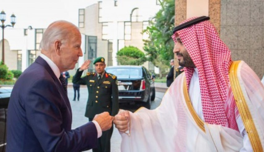 ترامب يهاجم بايدن بسبب 'مصافحة القبضة' مع محمد بن سلمان
