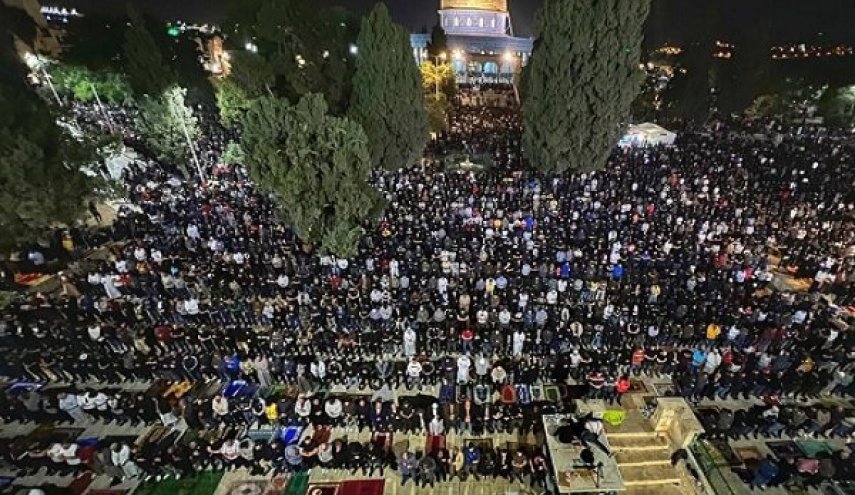 الآلاف يؤدّون صلاة الفجر في الأقصى والاحتلال يرفع حالة الإستنفار